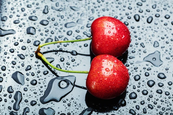 Dos jugosas cerezas húmedas frescas — Foto de Stock