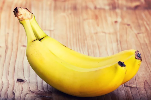 Due banane gialle mature fresche — Foto Stock