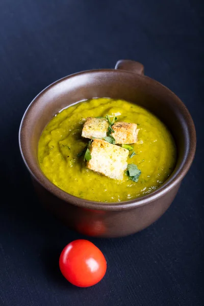 Sopa de abóbora verde com salsa e croutons — Fotografia de Stock