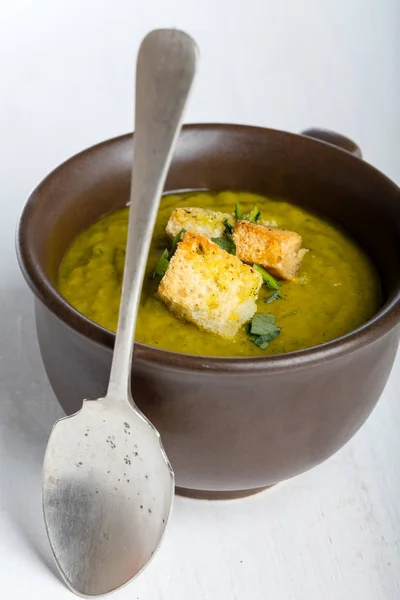 Sopa de abóbora verde com salsa e croutons — Fotografia de Stock