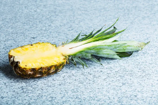 Čerstvý šťavnatý ananas na stůl — Stock fotografie