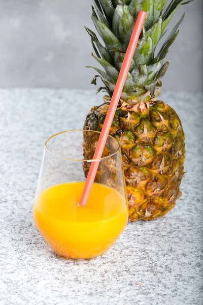 Ananas fresco e bicchiere con succo d'ananas — Foto Stock