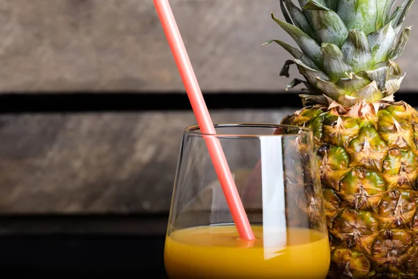 Fersk ananas og glass med ananasjuice – stockfoto