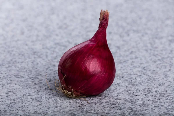 Taze çiğ aromatik kırmızı soğan — Stok fotoğraf