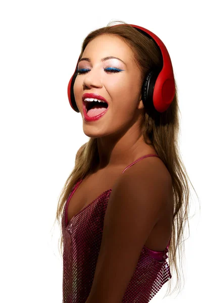 Feestvrouw met koptelefoon die naar muziek luistert. — Stockfoto