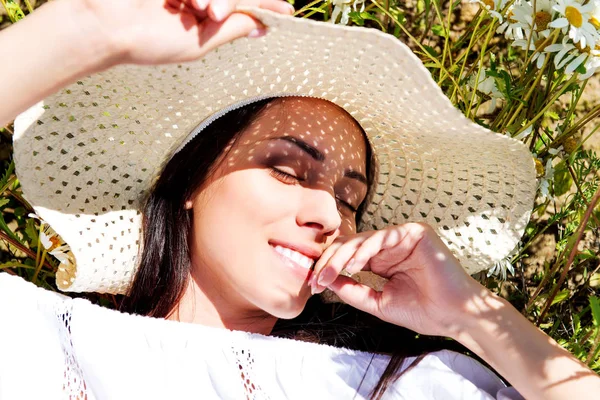 Mulher feliz no campo de verão. Menina jovem relaxar ao ar livre. Conceito de liberdade. — Fotografia de Stock