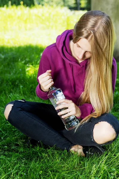 Jovem bêbada com garrafa de álcool — Fotografia de Stock