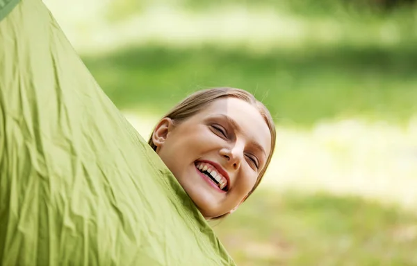 Junge Frau ruht sich in einem Zelt in der Natur aus — Stockfoto