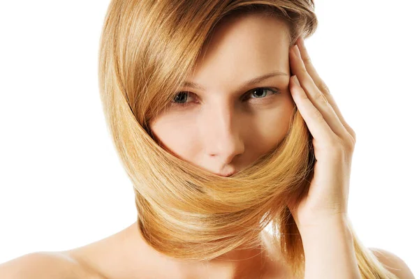 Menina com cabelo humano loiro longo. — Fotografia de Stock