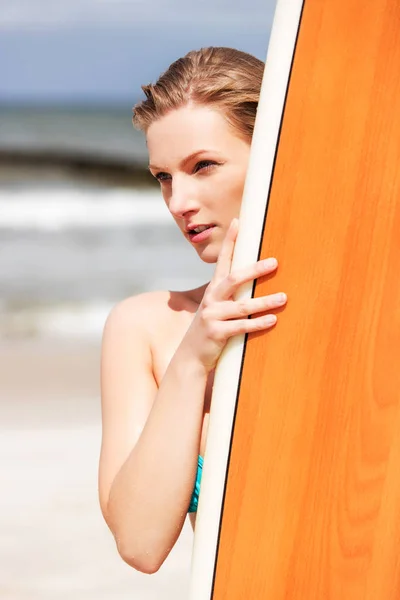 Surfer κορίτσι στην παραλία με μπικίνι. — Φωτογραφία Αρχείου