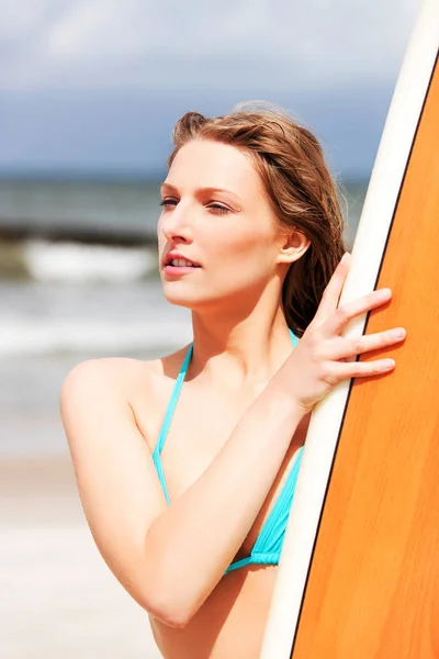 Surfer meisje op het strand in bikini. — Stockfoto