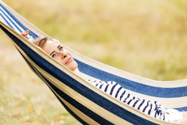 Jong blond vrouw rusten op hangmat — Stockfoto