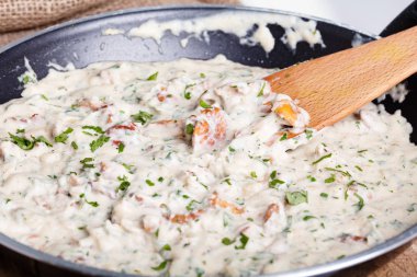 Cantharellus cibarius krema sos tava üzerinde