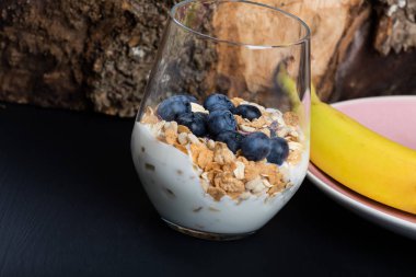 Diyet kahvaltı - meyve, yoğurt ve müsli
