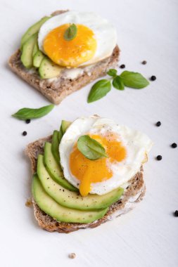 Avokado dilimleri ve fesleğen ile sandviç