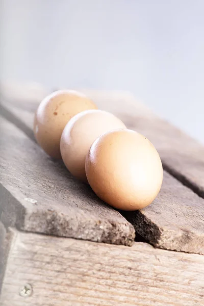 Üç çiğ ya da haşlanmış tavuk yumurta — Stok fotoğraf