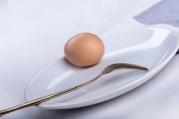 Hårdkokt ägg på plattan — Stockfoto