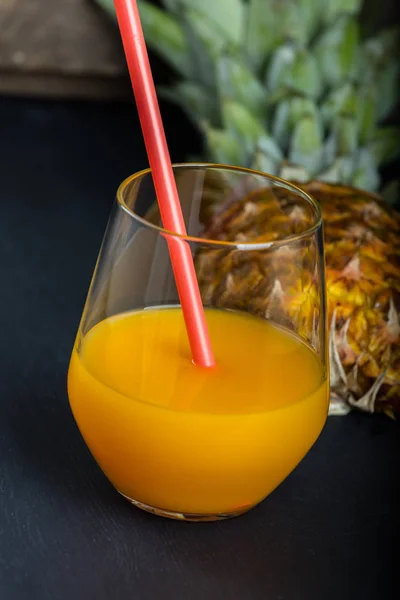 Свіжий ананас і склянка з ананасовим соком — стокове фото