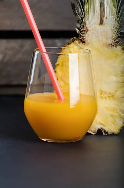 Ananas fresco e bicchiere con succo d'ananas — Foto Stock