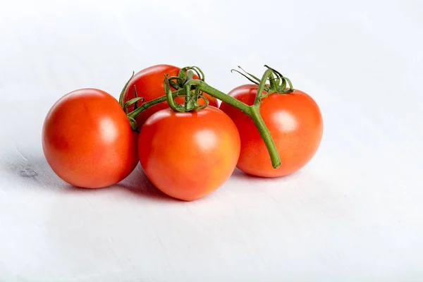 Cuatro tomates jugosos rojos frescos — Foto de Stock