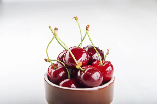 Сочные свежие вишни в коричневой чашке — стоковое фото