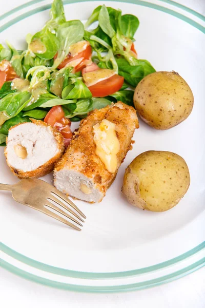 Costeleta de Kiev com batatas de jaqueta e salada — Fotografia de Stock