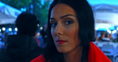 Restoran kameraya gülümseyen kadın