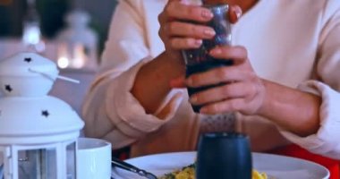 Yetkin restoranda kullanan kadın