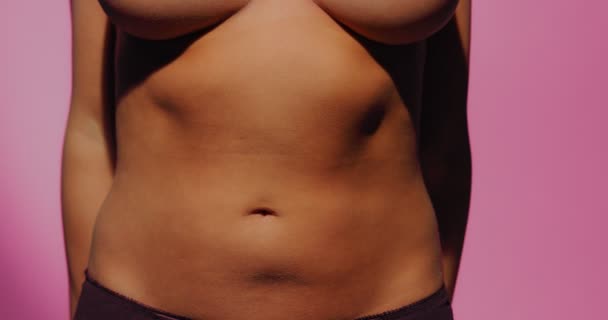 Kvinna att göra hjärta form med händerna på hennes mage — Stockvideo
