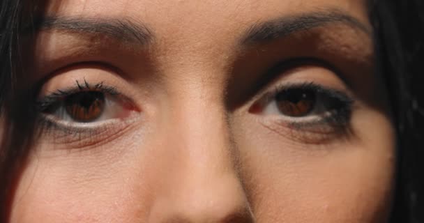 Закрыть видео женских глаз - спокойное выражение лица — стоковое видео