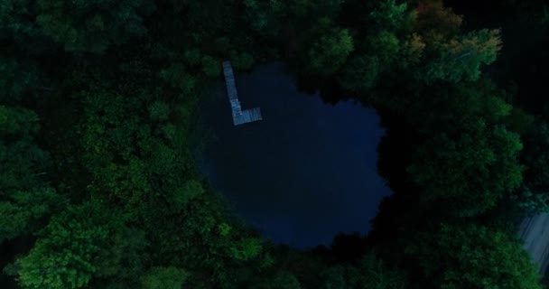 Vista aérea da lagoa smal à noite — Vídeo de Stock