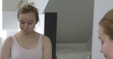 Kadın banyoda gargara sıvı kullanarak.