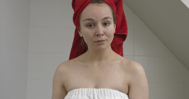 Женщина за ванной, используя лосьон для шеи — стоковое видео