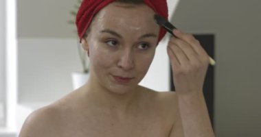 Duş sonra yüz maskesi