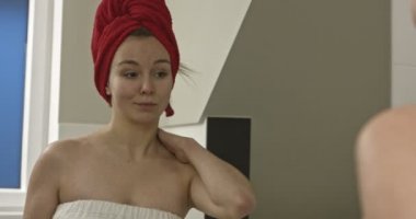 Kadın ona boyun için losyon kullanarak banyo sonra