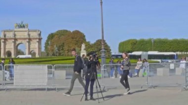 Profesyonel kadın fotoğrafçı fotoğraf Eifel kulesine yapıyor