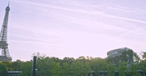 Fotógrafa femenina Proffesional haciendo fotos a la torre Eifel — Vídeos de Stock