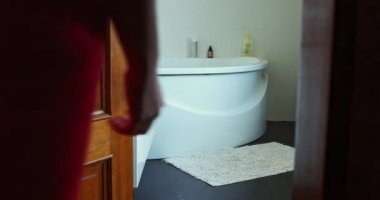 Bir banyo için gelen kadın