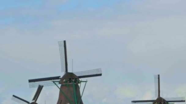 Mulini a vento di Zaandam contro il cielo blu con le nuvole — Video Stock