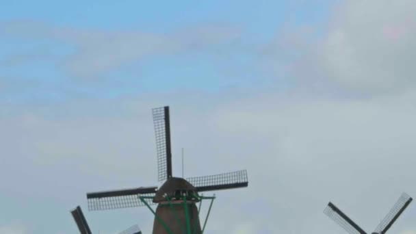 Mulini a vento di Zaandam contro il cielo blu con le nuvole — Video Stock