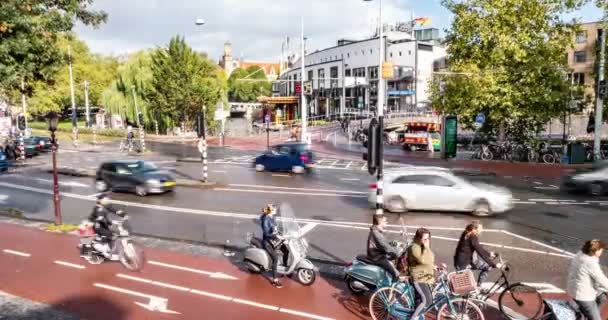 Time lapse video of morning traffic one of croseroads in Amsterdam — Stock Video