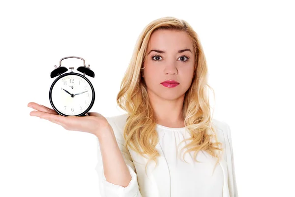 Femeie blondă cu ceas deşteptător, izolată pe alb . — Fotografie, imagine de stoc
