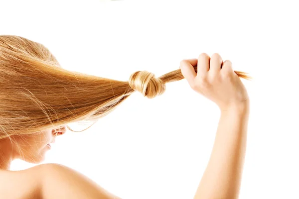 Nó de cabelo loiro isolado no fundo branco. — Fotografia de Stock