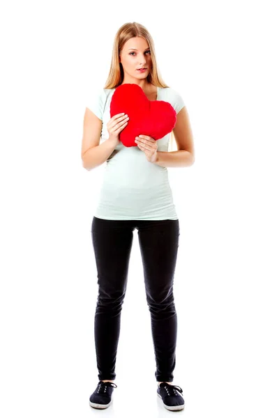 Jeune femme avec un oreiller cardiaque dans les mains - concept de Saint-Valentin. — Photo
