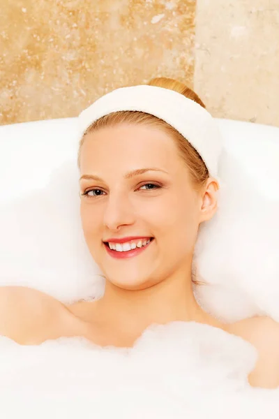 Une jeune femme dans le bain — Photo