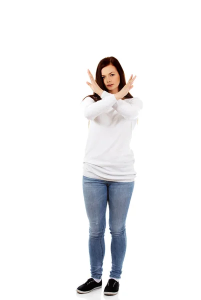 Молодая сердитая кричащая женщина жестом знак стоп — стоковое фото