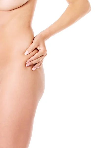 La donna preme una pelle su un fianco per conto di una cellulite . — Foto Stock