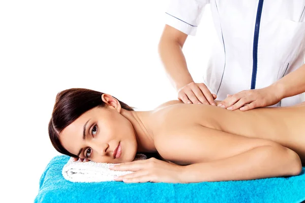 Mulher que tem massagem de corpo no salão de spa. Conceito de tratamento de beleza. — Fotografia de Stock