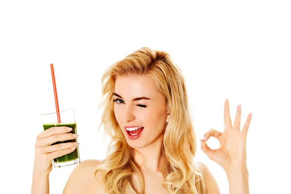 Young woman drinking green cocktail — Stock Photo, Image