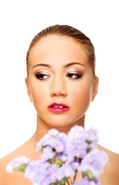 Çiçek tutan seksi, genç bir spa kadını..